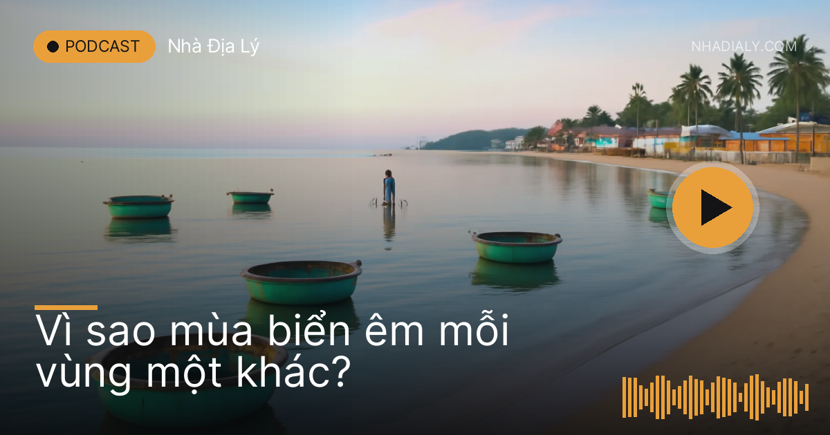 Biển lặng như gương buổi sớm với thuyền thúng neo gần bờ