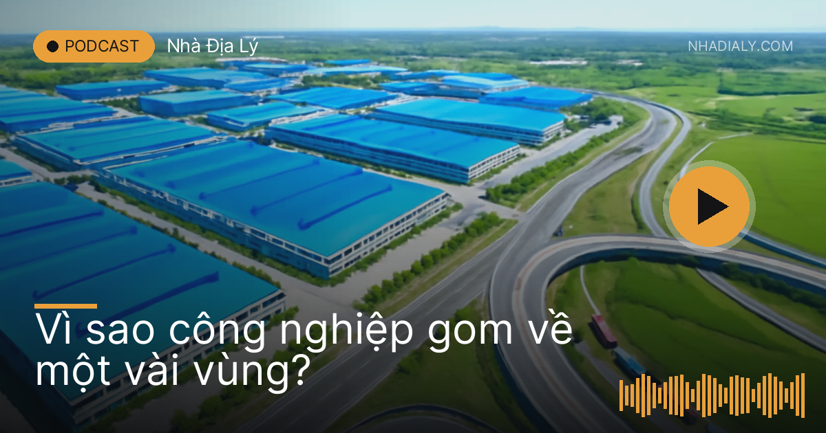 Khu công nghiệp với dãy nhà xưởng mái xanh bên đường cao tốc