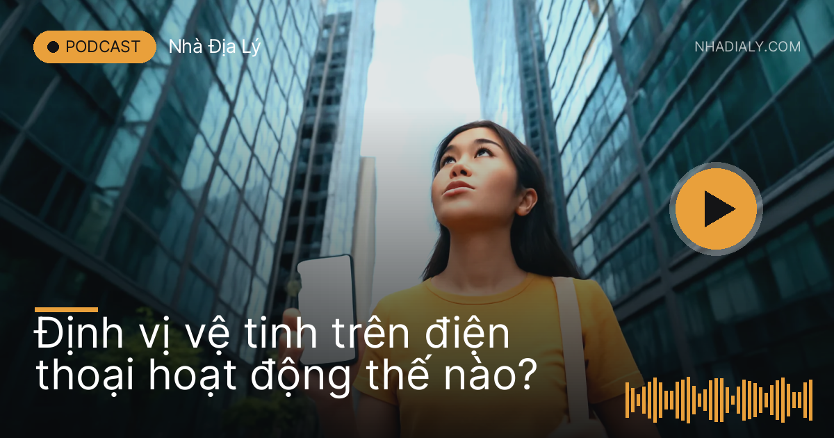 Người đi bộ giữa phố cao tầng cầm điện thoại tìm đường