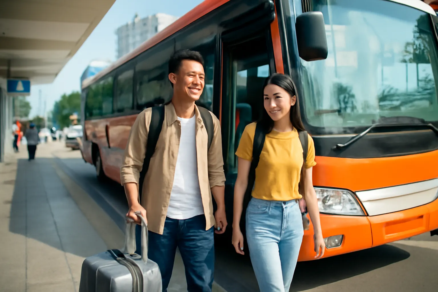 Người trẻ kéo vali bước xuống xe khách ở bến xe thành phố